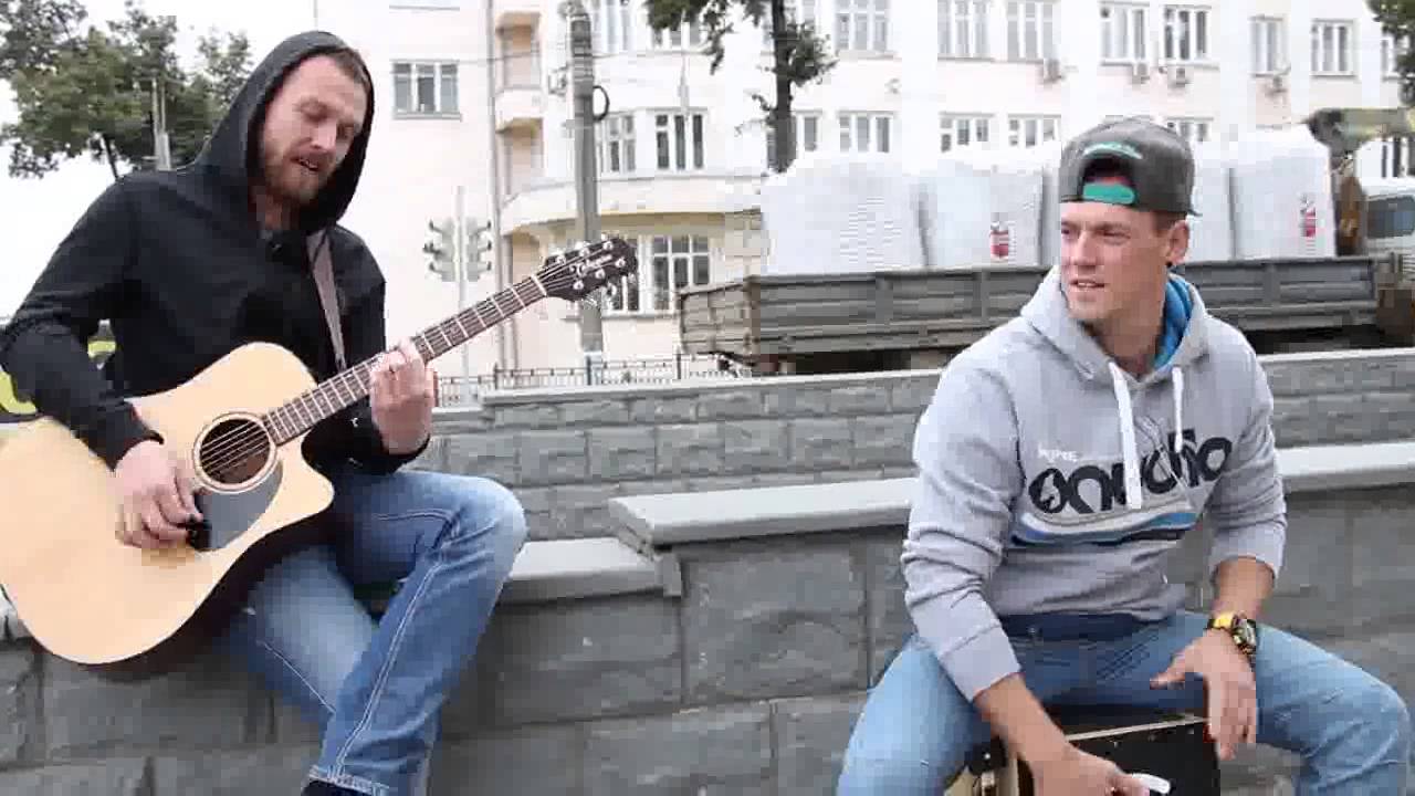 ⁣Уличные музыканты удивили бездомного