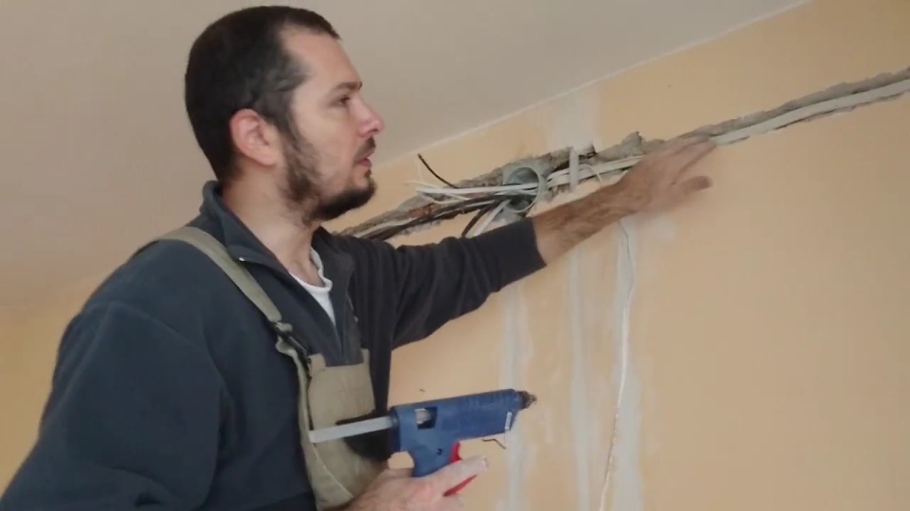 Закрепване на кабели с горещ силикон - YouTube