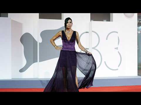 Video Elisabetta Gregoraci sul red carpet sfida la scaramanzia e sfila in viola alla Mostra del Cinema