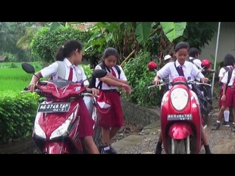 SISWA SD BEBAS NAIK MOTOR SENDIRI KE SEKOLAH  - HANYA DI INDONESIA