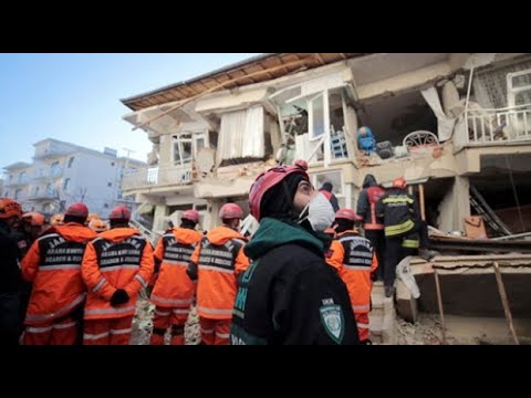 თურქეთში,მიწისძვრის შედეგად ნანგრევებში მოყოლილი 2.5 წლის გოგონა მაშველებმა ნანგრევებიდან ამოიყვანეს