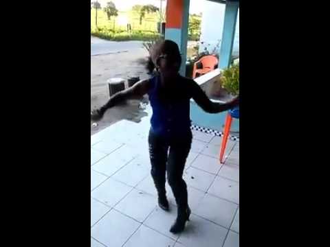 ⭕Mulher bebada cai dançando kkkkk - YouTube