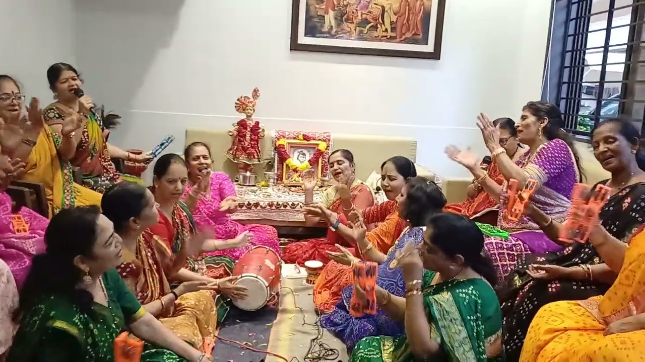 ભજન નીચે લખ્યું છે.મીના પટેલ.કોઈ ગોતી લાવો નંદલાલ. સુંદર ભજન લાવ્યા છે અંત સુધીજોજો.શ્રી સખીભજન મંડળ