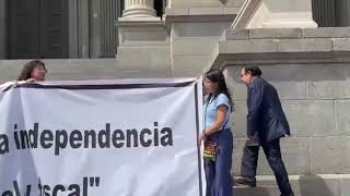 Jueces y fiscales comunistas protestan por su camarada Oswaldo Ordóñez.