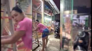Tante Sarah Ardhelia manjat tangga pasang lampu sendiri