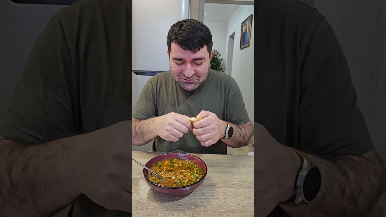 Пробую самый вкусный суп харчо. 
