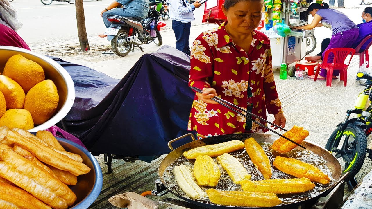 Đây là cách làm bánh tiêu, bánh quẩy của người Hoa 30 năm trên vỉa hè Sài Gòn | street food saigon