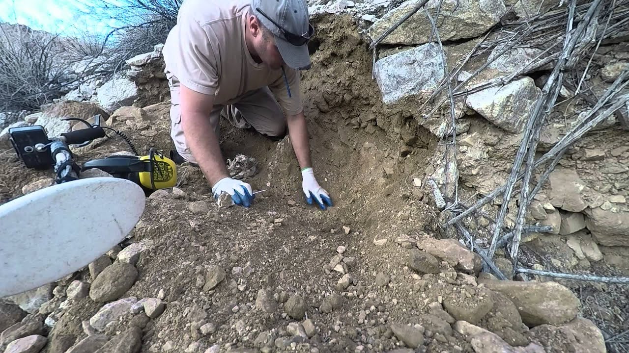 ⁣Finding Gold Nuggets in Quartzsite Arizona Metal Detecting