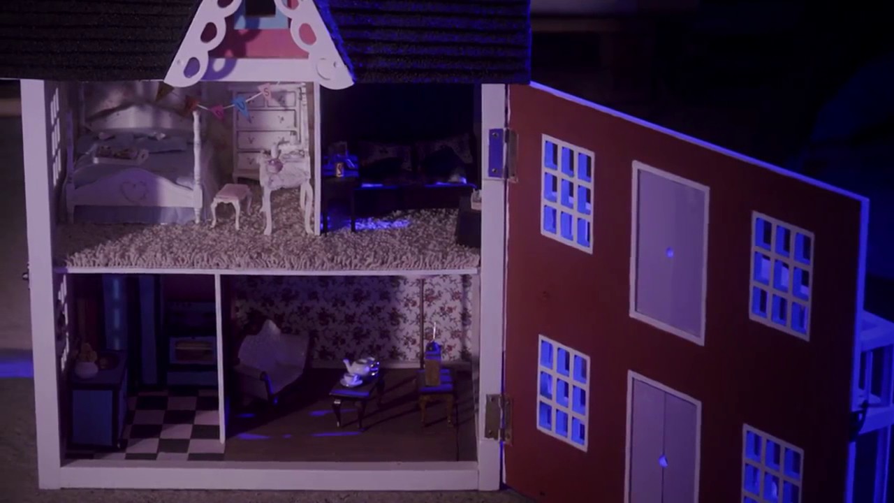 Melanie Martinez Dollhouse (clip oficial) YouTube