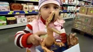 Катя пугает динозавром как Джордж из Свинки Пеппы / Kate scares dinosaur George from Peppa Pig Катя пугает динозавром как Джордж из Свинки Пеппы / Kate scares dinosaur George from Peppa Pig