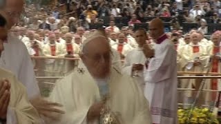 Raw: Pope Francis Trips and Falls During Mass(Pope Francis tripped and fell while celebrating mass in Poland. The Pope continued Mass after other clergy members helped him to his feet. (July 28) Subscribe ..., 2016-07-28T09:20:36.000Z)