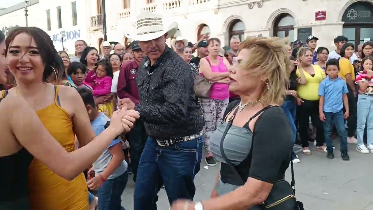 que alegría  bailar con manuelito y musical