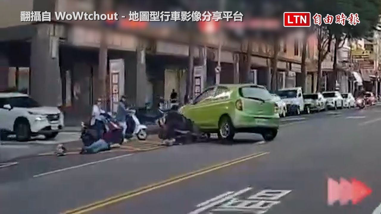 瞬間凍結！台中驚見汽機車「合體」車禍 如裝置藝術民眾傻眼
