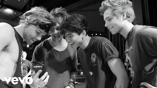 5 Seconds of Summer - She Looks So Perfect Live VEVO LIFT