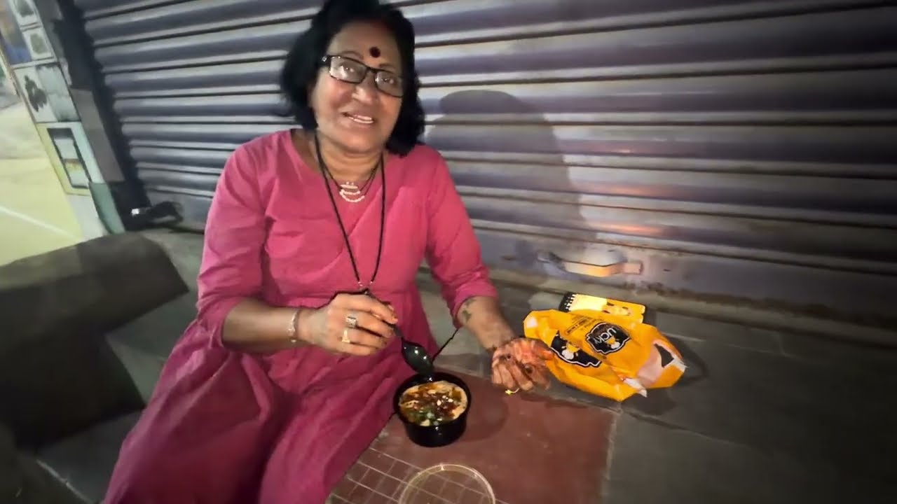 రోడ్డు మీద కనకం హాలీమ్ తింటుంది 😄