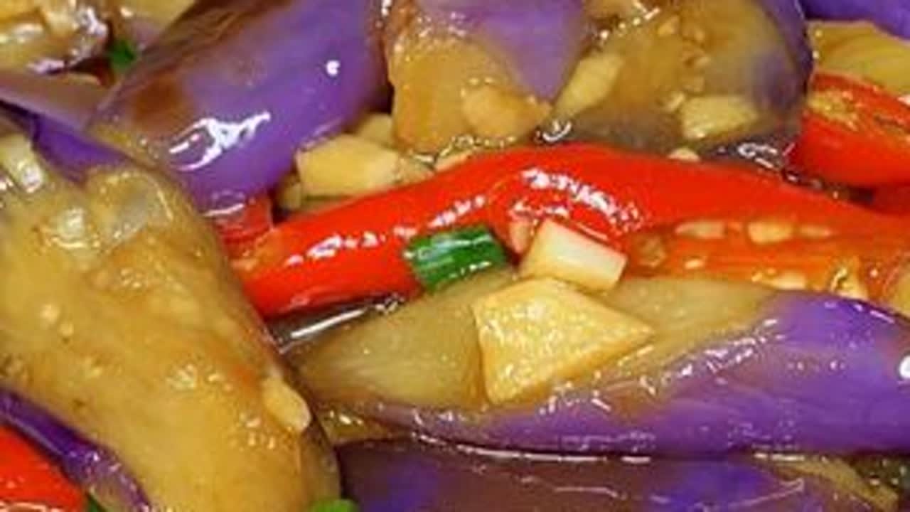 炒茄子，切记不要过油和直接下锅，教你一招，茄子鲜嫩入味不吸油 #家常菜 #美食教程 #炒茄子