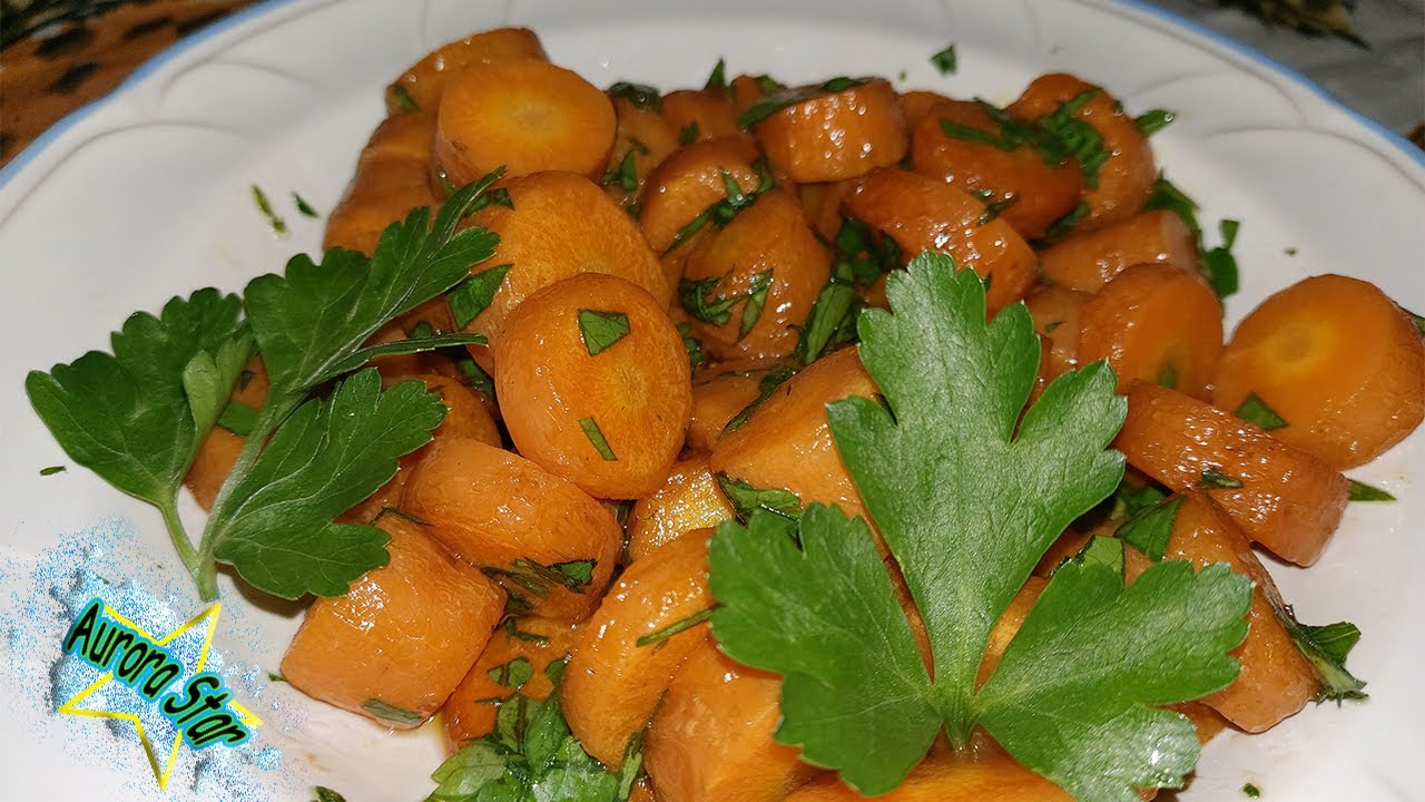 Due capesante di re, Pectens maximus, con le loro arance, che sono state  fritte in una piccola padella antiaderente con burro e foglie di salvia.  Dorset it Foto stock - Alamy