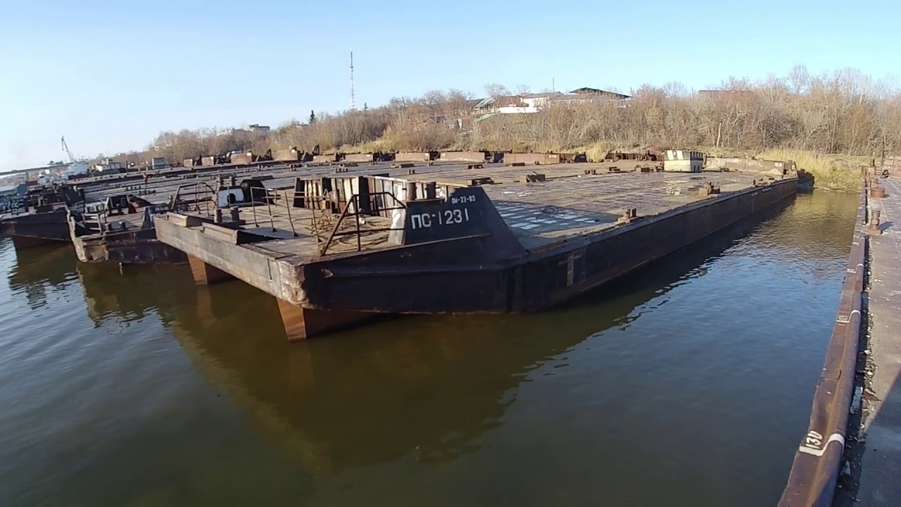 Рассвирепевший тайфун гонит нашу баржу в открытый. Баржа на Иртыше. Закрытые баржи. Новошахтинск река корабль. Военные корабли в Омске на Иртыше.