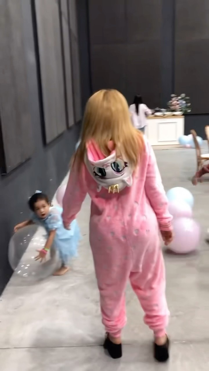 Joelma se divertindo no chá de revelação de sua filha Yasmin