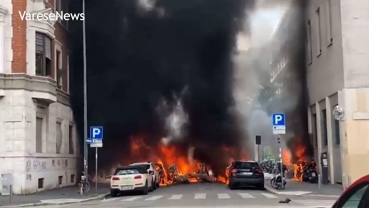 Esplosione in centro a Milano: auto in fiamme e fumo nero