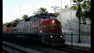 Quick View Of Bnsf Freight Train At Solana Beach Amtrak Station, Dec 25 2006 Santa Fe Dash 8