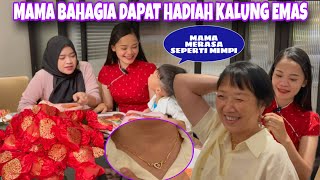 Download Lagu MAMA BAHAGIA MENDAPATKAN HADIAH KALUNG EMAS DARI CECE BAIK HATI, BUNGKUS OLEH OLEH KELUARGA ONLINE MP3 Download Lagu MAMA BAHAGIA MENDAPATKAN HADIAH KALUNG EMAS DARI CECE BAIK HATI, BUNGKUS OLEH OLEH KELUARGA ONLINE MP3