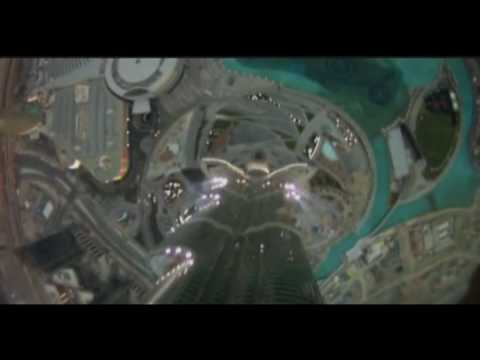 Insane Base Jump dalla torre Burj Khalifa di 828 m (2,716 piedi) di Dubai.