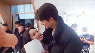 Highlights:Lin Yi hugged Zhou Ye during a break in filming, and the two looked at each other sweetly