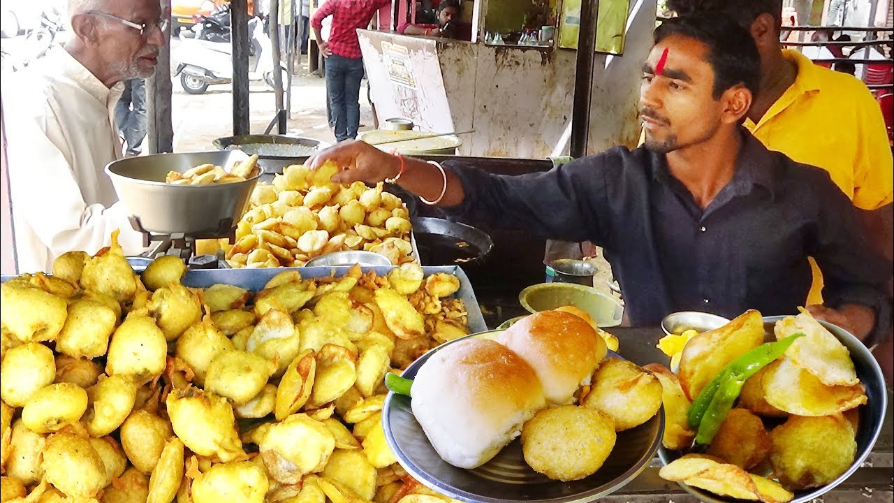 Maharashtrian Marathi YoungMan Selling Masala Toast & Vada Pav @ 10rs in Solapur | #IndianStreetFood | Street Food Catalog