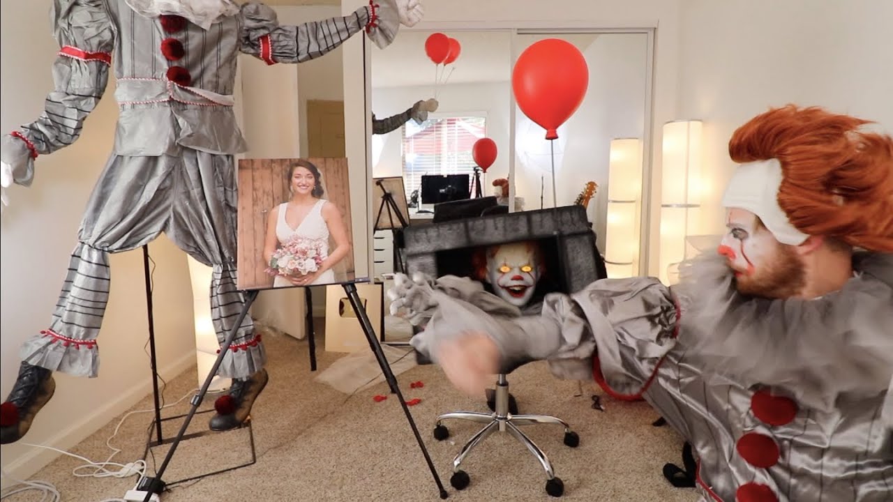 CREEPY PENNYWISE REACTION!