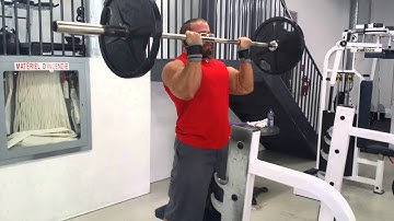 Joey Pyontka / Hits barbell curl