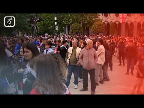 რუსთაველის გამზირზე დილიდან მოქალაქეების ნაკადი არ წყდება | ვითარება პარლამენტთან