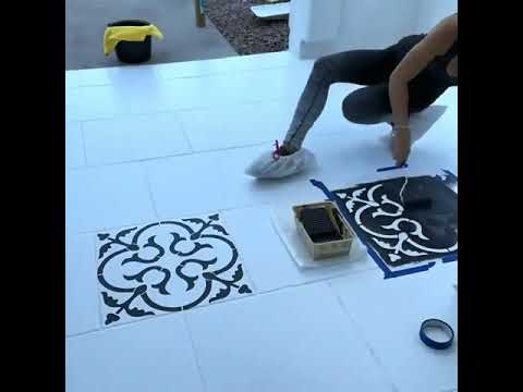 "שינוי רצפה DIY: שבלונות אריחים פרחוניות סקנדינביות לפטיו בטון מדהים"