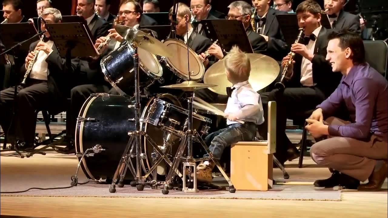 Музыкальные инструменты оркестра. Оркестр с бубнами. Оркестр с бубнами. Оркестр с бубнами. Ударные инструменты в оркестре.