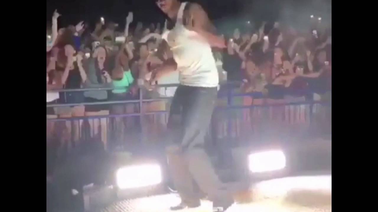 Railing breaks and dozens of people injured at SnoopDogg & Wiz Khalifa concert @ BB&T Pavilion 😱😭