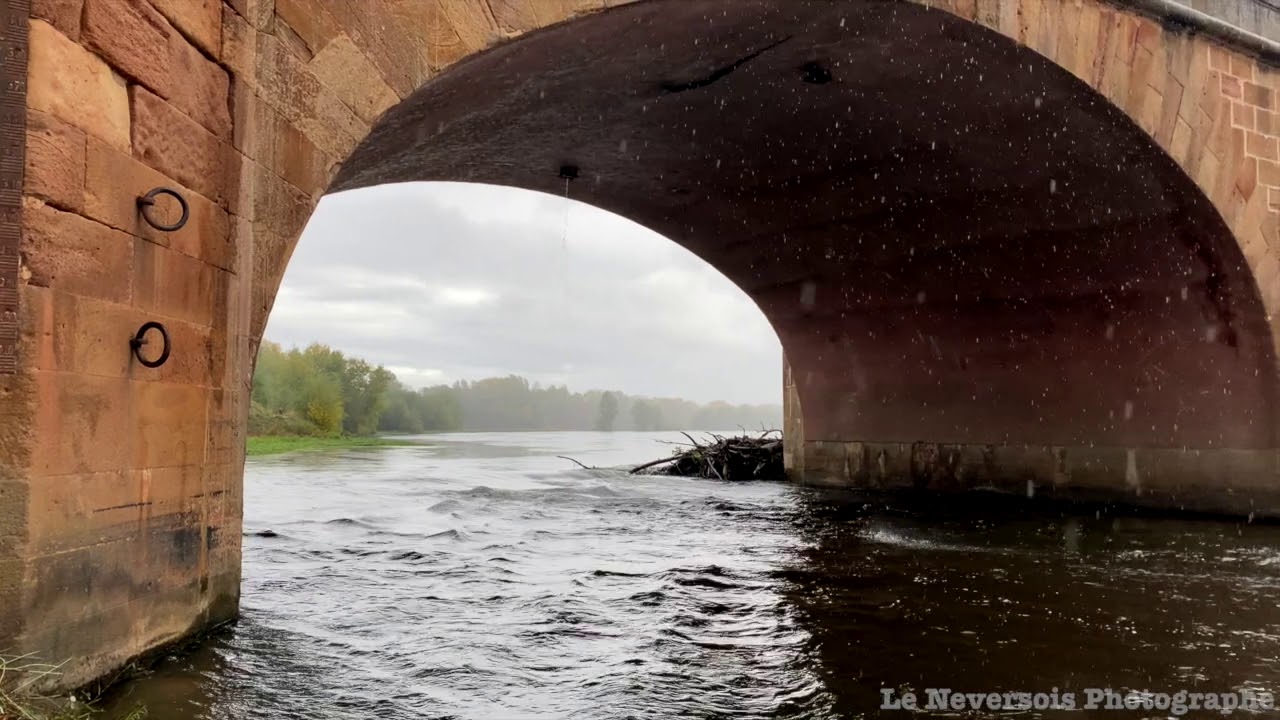 Le pont de Loire de Nevers en journée pluvieuse : une ambiance paisible et poétique