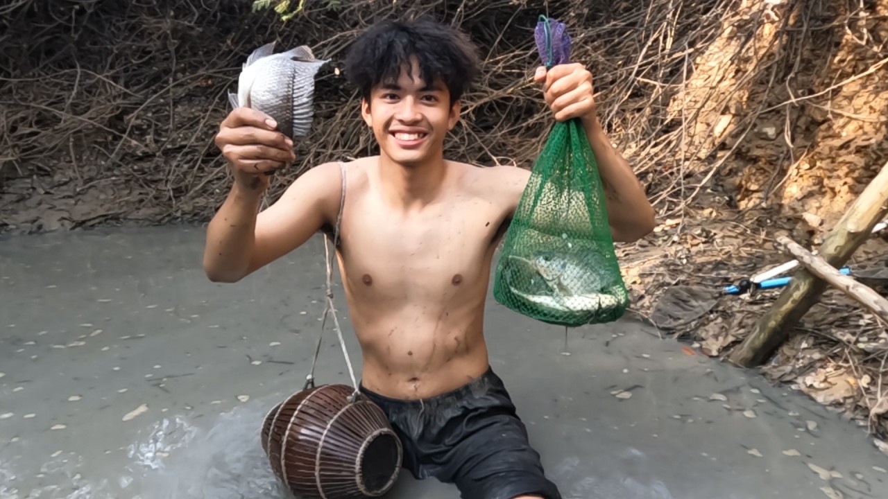 สูบสระจับปลา สระนี้มีปลานิลเยอะมาก มาช่วยจับหน่อยครับ.