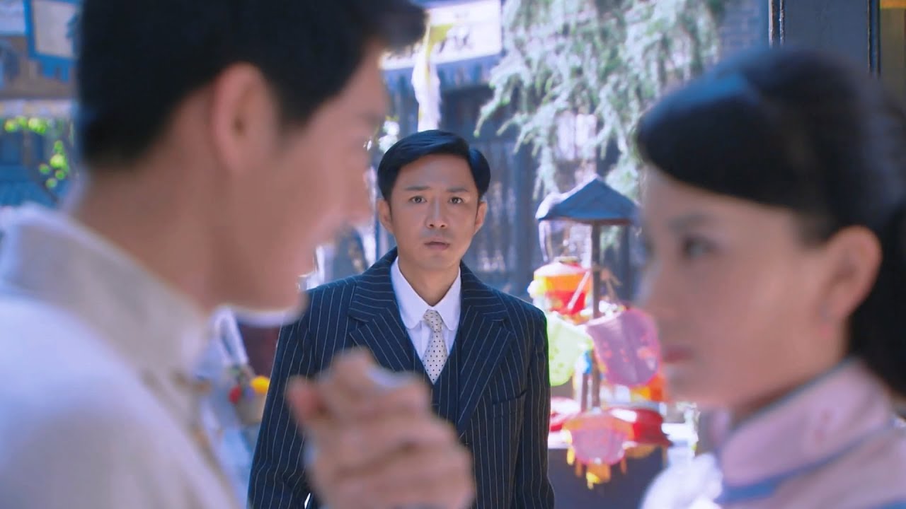 Из ревности, президент поцеловал Золушку на улице!