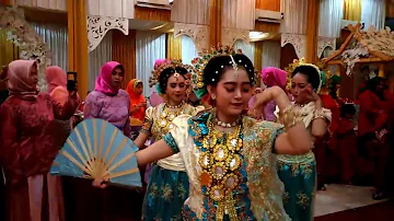 Tari paduppa menyambut pengantin ke pelaminan