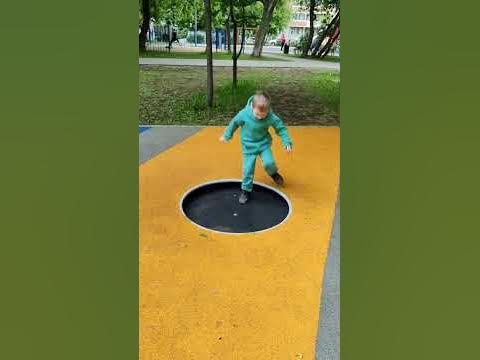 Батут на детской площадке. - YouTube