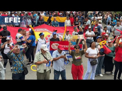 Chavista workers march to demand an end to economic sanctions against Venezuela