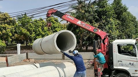 Cần cẩu UNIC V370, cẩu ống thoát nước siêu khủng dưới dây điện.