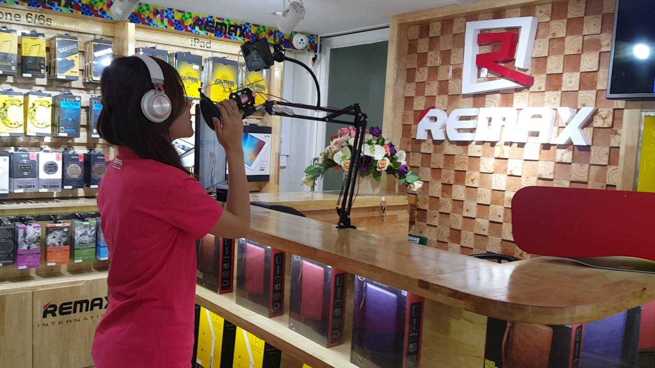 Remax microphone K02 and mini studio stand CK100 - YouTube