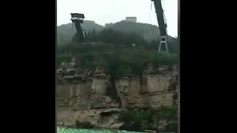Неудачный прыжок девушки с "тарзанки" попал на видео