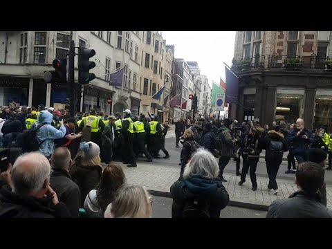 Tensione a Londra: proteste contro il lockdown