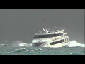 Traghetti sfidano il mare, la prua immersa nelle onde a Capri