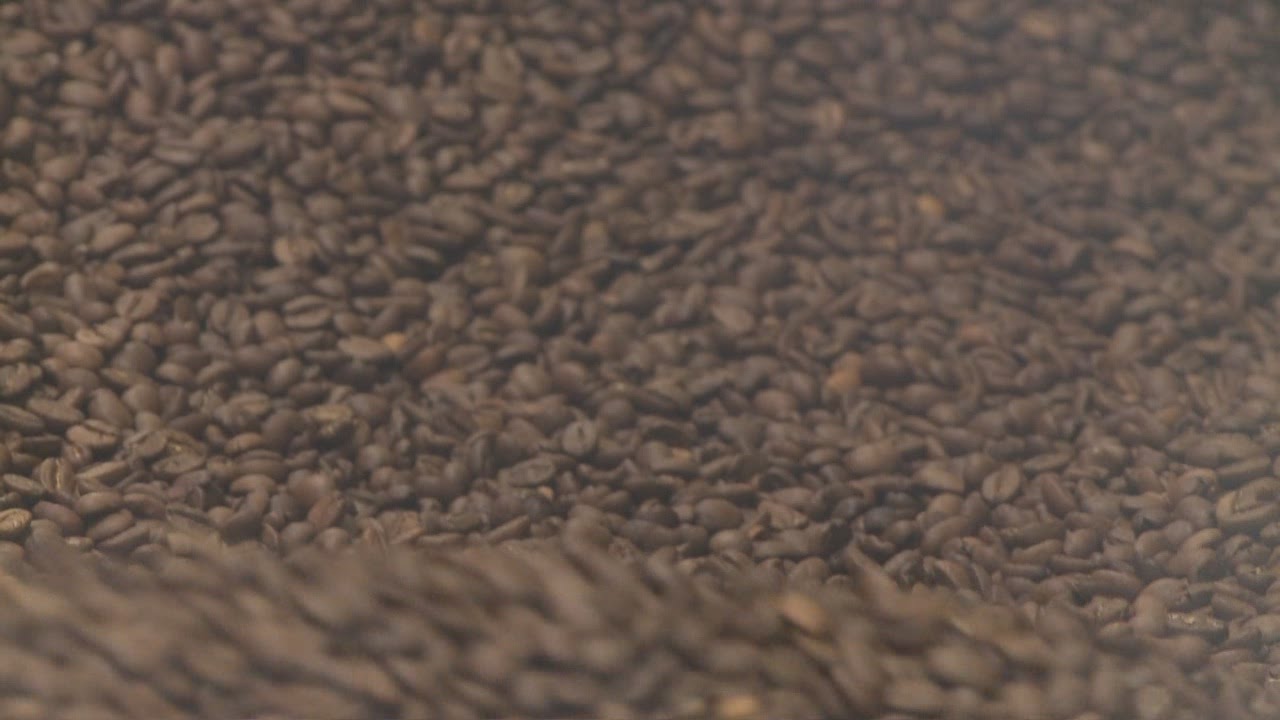 Local coffee shops trying to lure people from national chains