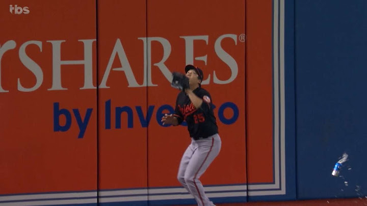 Fan nearly interferes with Kim's catch