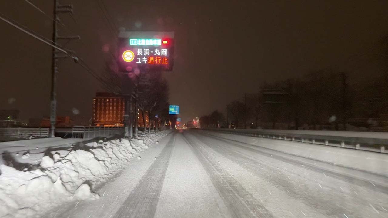 雪降る日 Growing frustration over snow that won't reduce uneven road