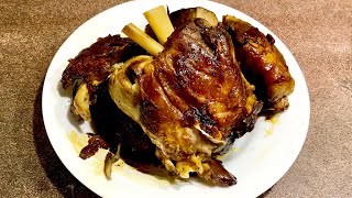 Печен свински джолан- много крехко месо с вкусна златна коричка и пикантен сос